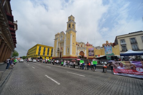 Un grupo de antorchistas se manifestó en plaza Lerdo para denunciar la muerte de dos de sus compañeros en el estado Guerrero. Al término de su protesta, ejecutaron bailables.

