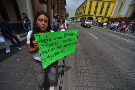Un grupo de antorchistas se manifestó en plaza Lerdo para denunciar la muerte de dos de sus compañeros en el estado Guerrero. Al término de su protesta, ejecutaron bailables.
