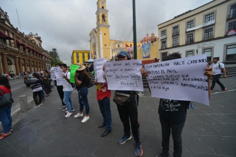 Un grupo de antorchistas se manifestó en plaza Lerdo para denunciar la muerte de dos de sus compañeros en el estado Guerrero. Al término de su protesta, ejecutaron bailables.
