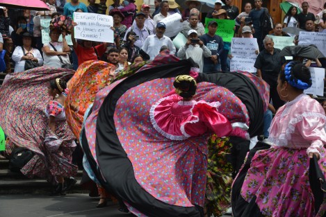 Un grupo de antorchistas se manifestó en plaza Lerdo para denunciar la muerte de dos de sus compañeros en el estado Guerrero. Al término de su protesta, ejecutaron bailables.
