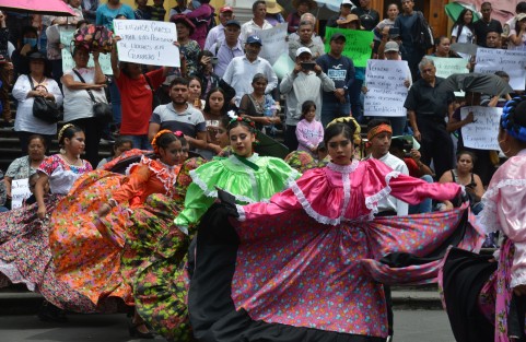 Un grupo de antorchistas se manifestó en plaza Lerdo para denunciar la muerte de dos de sus compañeros en el estado Guerrero. Al término de su protesta, ejecutaron bailables.
