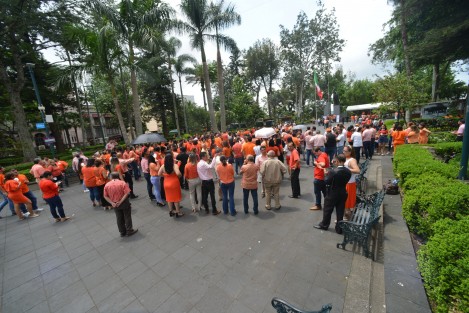 Empleados de distintas áreas de gobierno salieron al parque Juárez para tomarse una foto con motivo del Día Naranja que se celebra cada 25 de cada mes.  
