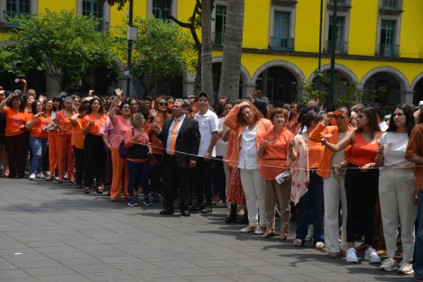 Empleados de distintas áreas de gobierno salieron al parque Juárez para tomarse una foto con motivo del Día Naranja que se celebra cada 25 de cada mes.  
