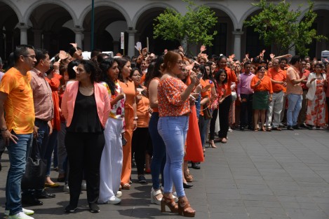 Empleados de distintas áreas de gobierno salieron al parque Juárez para tomarse una foto con motivo del Día Naranja que se celebra cada 25 de cada mes.  
