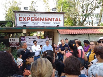 Integrantes del Sindicato Magisterial Veracruzano (SMV) protestaron y tomaron la escuela secundaria y de bachilleres  Experimental en esta ciudad de Xalapa, para denunciar que se han registrado casos de acoso laboral y qué hay decenas de <strong>aviadores<strong>.