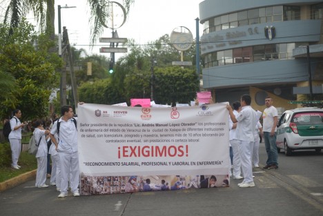 Enfermeras y enfermeros de Xalapa se manifestaron para exigir la dignificación de su labor, demandando aumento salarial, entre otras peticiones.