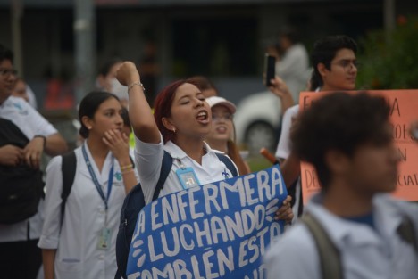 Enfermeras y enfermeros de Xalapa se manifestaron para exigir la dignificación de su labor, demandando aumento salarial, entre otras peticiones.