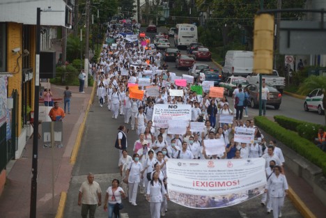 Enfermeras y enfermeros de Xalapa se manifestaron para exigir la dignificación de su labor, demandando aumento salarial, entre otras peticiones.