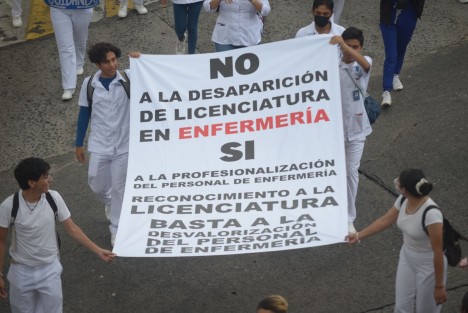 Enfermeras y enfermeros de Xalapa se manifestaron para exigir la dignificación de su labor, demandando aumento salarial, entre otras peticiones.