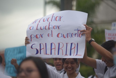 Enfermeras y enfermeros de Xalapa se manifestaron para exigir la dignificación de su labor, demandando aumento salarial, entre otras peticiones.