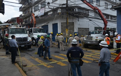 Desde muy temprano este viernes, personal de la Comisión Federal de Electricidad cerró a la circulación vehicular la calle Úrsulo Galván, para remplazar un poste de concreto que se encontraba dañado. Se prevé el cierre termine alrededor de las 15:00 horas.