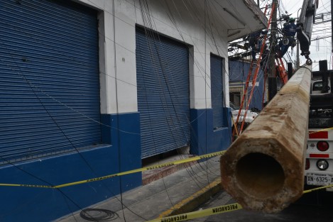 Desde muy temprano este viernes, personal de la Comisión Federal de Electricidad cerró a la circulación vehicular la calle Úrsulo Galván, para remplazar un poste de concreto que se encontraba dañado. Se prevé el cierre termine alrededor de las 15:00 horas.