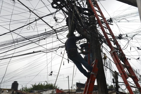 Aprovechando el cierre de la calle, otras empresas de telecomunicaciones realizan retiro de cables en desuso de los postes aledaños. 