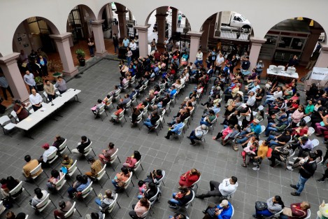  Para escuchar y atender a la ciudadanía en apego a las políticas de puertas abiertas de esta Administración, funcionariado del Ayuntamiento de Xalapa, encabezado por el presidente municipal Ricardo Ahued Bardahuil, realizó una audiencia ciudadana en el Patio Central del Palacio Municipal. 