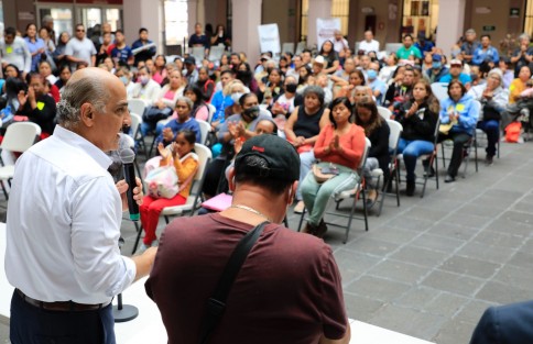 Acompañado por la regidora Martha Valentina Domínguez Vásquez, el regidor Daniel Fernández Carrión y el director de Participación Ciudadana, Juan Marín Viveros, el Edil aseguró que ante las justas demandas ciudadanas, el diálogo y la paciencia son fundamentales para encontrar las soluciones adecuadas. 