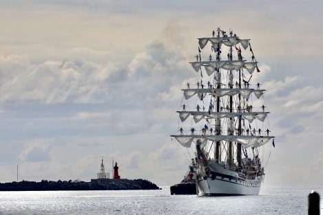 Como parte del XXXIII Crucero de Instrucción al Exterior, el Buque Escuela Simón Bolívar de la Armada de Venezuela arribó al puerto de Veracruz y permanecerá hasta el lunes 30 de mayo, dónde podrá ser visitado por veracruzanos y turistas de la región en horarios de 10 de la mañana a 7 de la noche.