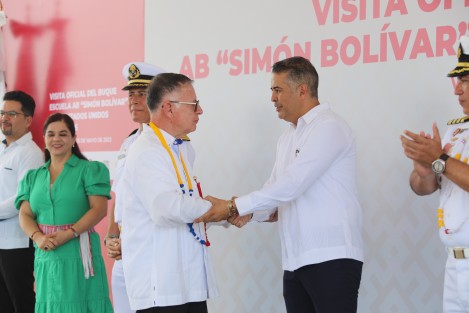 En representación del Ejecutivo Estatal, el secretario de Turismo y Cultura, Iván Martínez Olvera junto con el embajador de Venezuela en México, Francisco Arias Cárdenas recibieron la embarcación que atracó en la Macroplaza del Malecón. 