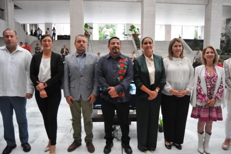 La transformación de Veracruz es un tema que nos concierne a todos, las políticas públicas y de bienestar se construyen escuchando al pueblo, ya no se le relega ni discrimina, como en el pasado, aseguró el diputado Juan Javier Gómez Cazarín, presidente de la Junta de Coordinación Política (JUCOPO), al participar en la consulta pública a personas con discapacidad, en especial a las personas de talla baja.