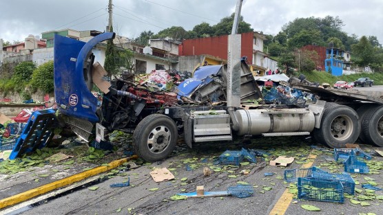 Un aparatoso accidente de un tráiler que transportaba nopales se suscitó la mañana de este viernes en el municipio de Atzalan. Afortunadamente a pesar de los daños materiales sólo tres personas resultaron lesionadas, no de gravedad.  