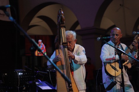 Como parte del Festival Alberto de la Rosa, la tarde noche de este viernes se realizó un concierto en Palacio Municipal de Xalapa donde el Maestro De la Rosa, acompañado de su Tlen Huicani, deleitó como desde hace varios años, a la audiencia. 