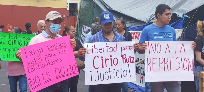 Cafetaleros, ambientalistas, académicos, y familia de Cirio Ruíz líder del Consejo Regional del Café de Coatepec, pidieron desde plaza Lerdo la liberación de los cafeticultores detenidos. Su hermano Eligio Ruiz aseguró que pudo haber sido provocado el incendio del beneficio de café Amsa, del que se acusa a productores de café, por parte de la misma empresa.