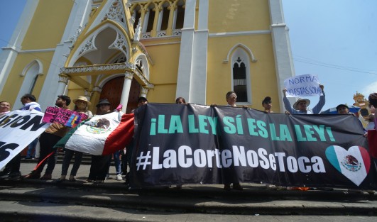 La mañana de este domingo un grupo de ciudadanos se manifestó en la plaza Lerdo, de la ciudad de Xalapa en defensa de la Suprema Corte de Justicia de la Nación (SCJN).