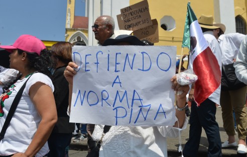 La mañana de este domingo un grupo de ciudadanos se manifestó en la plaza Lerdo, de la ciudad de Xalapa en defensa de la Suprema Corte de Justicia de la Nación (SCJN).