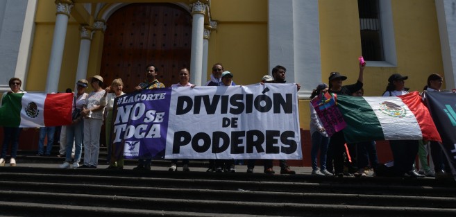 Finalmente entonaron el Himno Nacional Mexicano y también gritaron consignas contra las determinaciones federales, y <em>ataque</em> a ocho ministros de la SCJN.