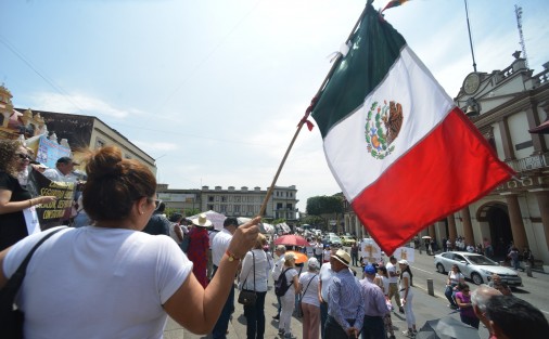 Finalmente entonaron el Himno Nacional Mexicano y también gritaron consignas contra las determinaciones federales, y <em>ataque</em> a ocho ministros de la SCJN.