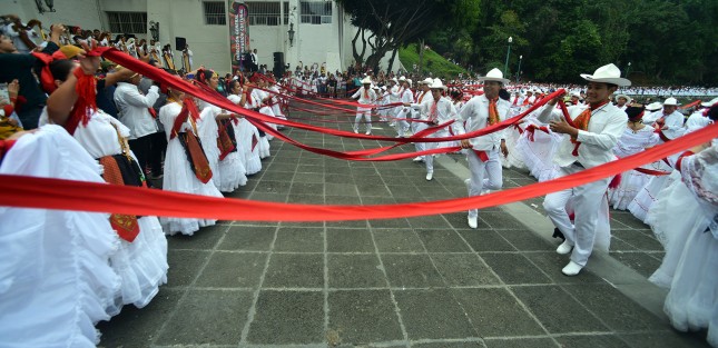 En el paseo de Los Lagos, en Xalapa, este domingo se realizó un evento musical para romper el récord de personas bailando al ritmo de La Bamba. Fueron 2041 participantes.