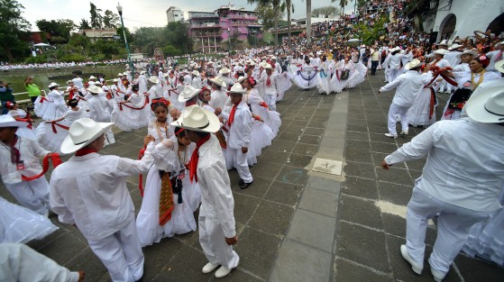 En el paseo de Los Lagos, en Xalapa, este domingo se realizó un evento musical para romper el récord de personas bailando al ritmo de La Bamba. Fueron 2041 participantes.