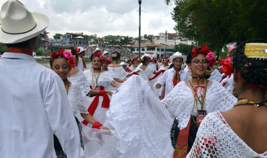 En el paseo de Los Lagos, en Xalapa, este domingo se realizó un evento musical para romper el récord de personas bailando al ritmo de La Bamba. Fueron 2041 participantes.