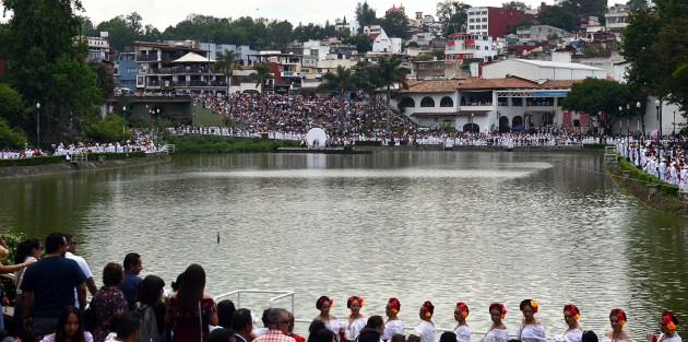 En el paseo de Los Lagos, en Xalapa, este domingo se realizó un evento musical para romper el récord de personas bailando al ritmo de La Bamba. Fueron 2041 participantes.
