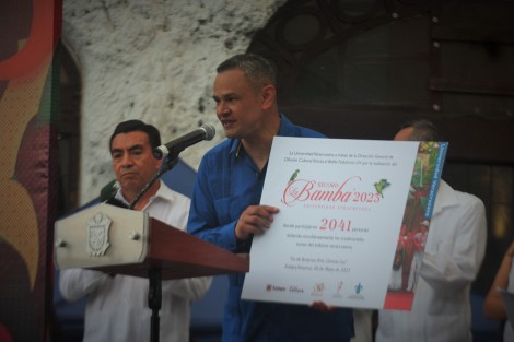 Luego de tres  años sin realizarse el evento Récord La Bamba, organizado por el Ballet Folklórico de la Universidad Veracruzana, este domingo se llevó a cabo en el Paseo de Los Lagos con la participación de 2041 bailarines.  