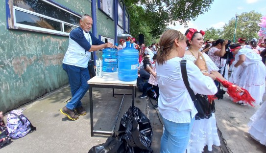 Aunque los organizadores procuraron cuidar los espacios con agua en vasos de papel para evitar los plásticos y pidiendo respeto a las áreas verdes, algunas personas pasaron por alto las recomendaciones. 