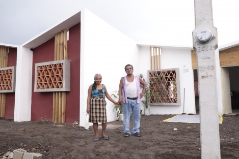 Durante el presente mes, 279 familias de los sectores más vulnerables, principalmente madres solteras, fueron beneficiadas con cuartos-dormitorio y casas completas por parte del Instituto Veracruzano de la Vivienda. 