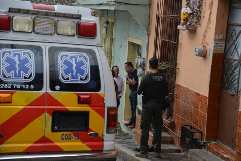 La presencia de policías y ambulancias en el callejón de Milán en el centro de Xalapa, causó expectativa entre vecinos, luego de que trascendiera el fallecimiento de una persona.  