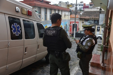 La presencia de policías y ambulancias en el callejón de Milán en el centro de Xalapa, causó expectativa entre vecinos, luego de que trascendiera el fallecimiento de una persona.  