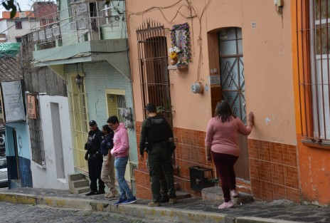 La presencia de policías y ambulancias en el callejón de Milán en el centro de Xalapa, causó expectativa entre vecinos, luego de que trascendiera el fallecimiento de una persona.  