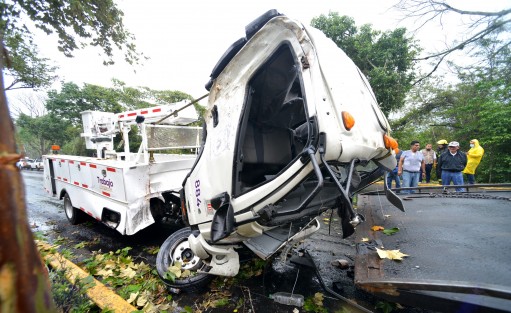 Al menos una persona fallecida y 4  heridos, sería el saldo en un accidente en la avenida Murillo Vidal donde un camión de Alumbrado Público del Ayuntamiento de Xalapa se estrelló contra un árbol, cuando el conductor perdió el control en una curva, debido a la velocidad y el pavimento mojado.