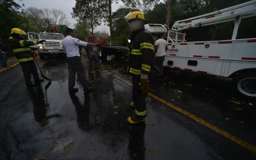 Al menos una persona fallecida y 4  heridos, sería el saldo en un accidente en la avenida Murillo Vidal donde un camión de Alumbrado Público del Ayuntamiento de Xalapa se estrelló contra un árbol, cuando el conductor perdió el control en una curva, debido a la velocidad y el pavimento mojado.