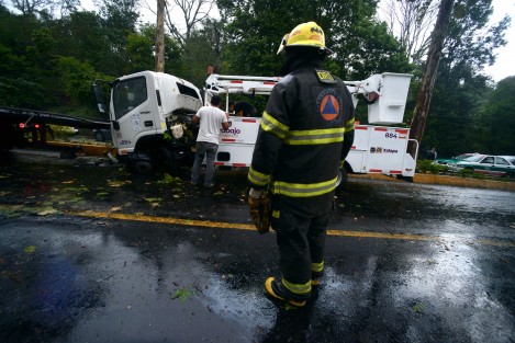 Al menos una persona fallecida y 4  heridos, sería el saldo en un accidente en la avenida Murillo Vidal donde un camión de Alumbrado Público del Ayuntamiento de Xalapa se estrelló contra un árbol, cuando el conductor perdió el control en una curva, debido a la velocidad y el pavimento mojado.