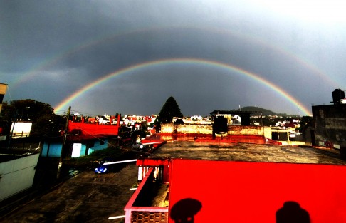 Así se observo el doble arcoíris en la parte oriente de la ciudad de Xalapa, después de las lluvias intensas.  