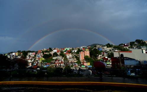 Así se observo el doble arcoíris en la parte oriente de la ciudad de Xalapa, después de las lluvias intensas.  