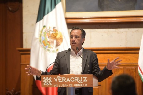 En conferencia de prensa en Palacio de Gobierno, el Gobernador Cuitláhuac García apuntó que seguirá atento para ver cómo avanzan las indagatorias contra los jueces Cuarto y Quinto de Distrito, José Arquímedes Gregorio Loranca Luna y Mario de la Medina Soto, por aparentemente encubrir actos ilegales en la construcción de la Torre Centro en la ciudad de Veracruz.