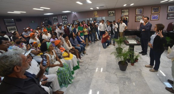  Pero desafortunadamente les informaron  que no se cumplió completamente con los trámites requeridos para la aprobación de la ley, por lo que fue pospuesta, lo que molestó a muchos, ya que viajaron desde lejos y algunos ya no pudieron ni entrar al recinto.

