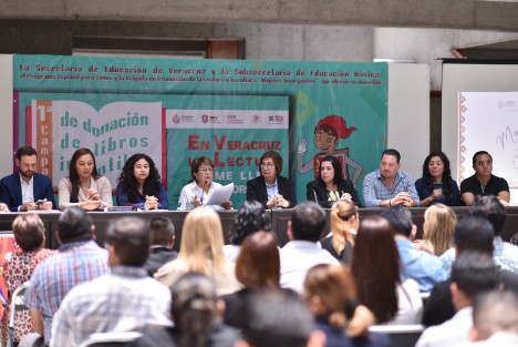 La lectura hace libre a mujeres y hombres, toda vez que, por medio de la imaginación, se puede viajar, educar y soñar, aseveró la presidenta de la Mesa Directiva de la LXVI Legislatura, diputada Margarita Corro Mendoza, durante la presentación de la primera campaña de donación de libros infantiles en Veracruz, denominada la Lectura me llena de orgullo, realizada en las instalaciones del Palacio Legislativo. 