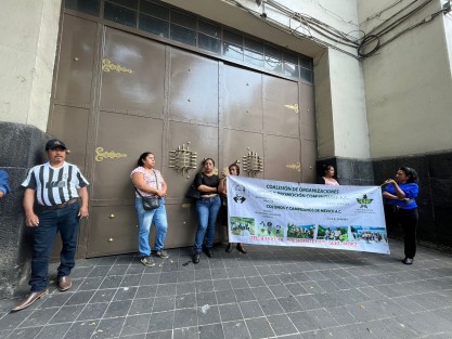 Integrantes del Frente Renovador de la Esperanza Social bloquearon la entrada al estacionamiento de Palacio de Gobierno, por la falta de entrega de láminas y material para viviendas.  