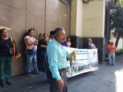 Integrantes del Frente Renovador de la Esperanza Social bloquearon la entrada al estacionamiento de Palacio de Gobierno, por la falta de entrega de láminas y material para viviendas.  
