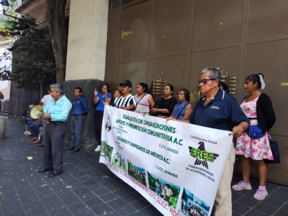 Integrantes del Frente Renovador de la Esperanza Social bloquearon la entrada al estacionamiento de Palacio de Gobierno, por la falta de entrega de láminas y material para viviendas.  